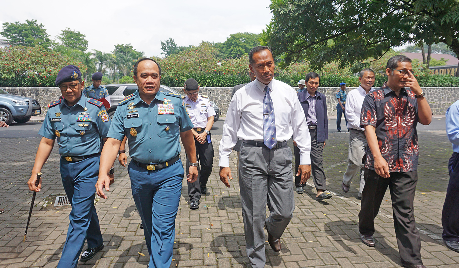 Rektor UMM Fauzan saat hendak memasuki ruangan seminar bersama Laksamana TNI Ade Supandi مع